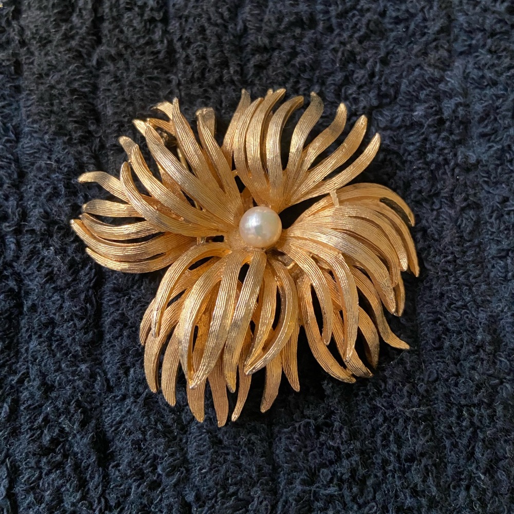 Gold tone brooch, EUC